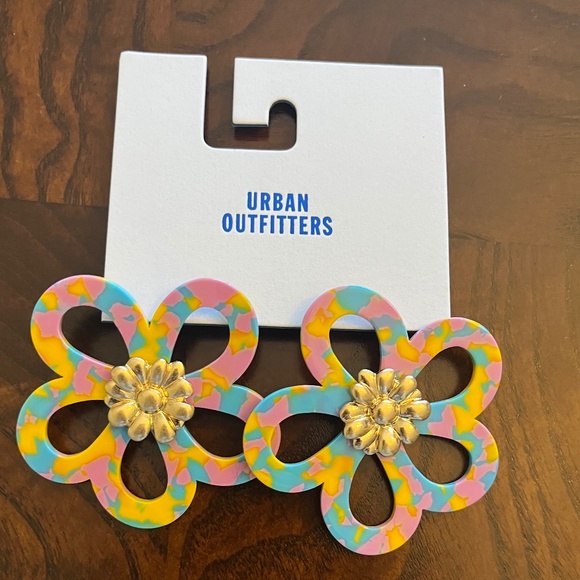 NWT Urban Outfitters Statement Flower Earrings & Matching Cuff Bracelet Set - Picture 2 of 6
